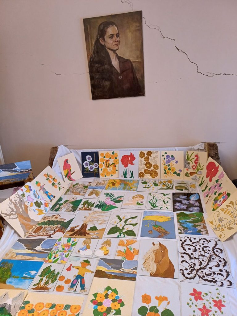 Lilian-Radovi-01 Stol prekriven raznobojnim likovnim radovima Lilian Čuljak